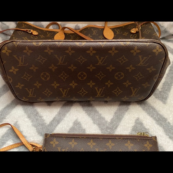 Louis Vuitton Neverfull MM - Picture 9 of 16